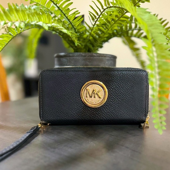 NEW Michael Kors Womens Black Clutch Purse Double Zip Card Holder Gold Logo - Picture 1 of 8
